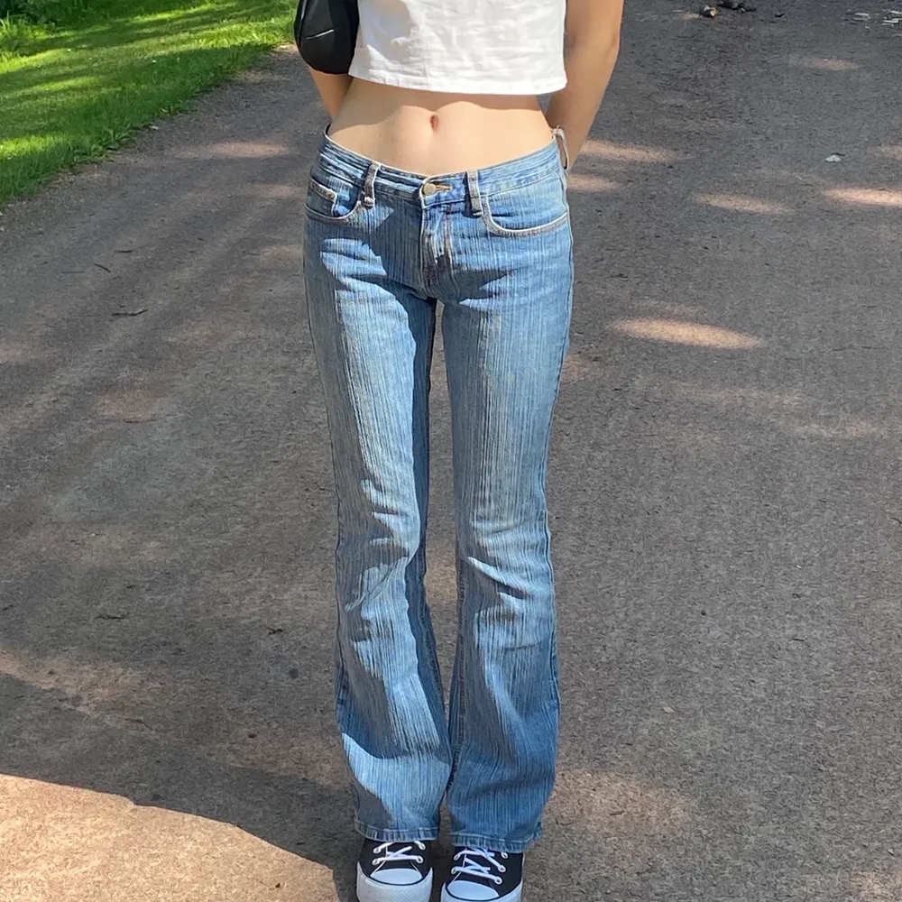Brielle 90’s jeans från Brandy Melville. Innerbenslängden är 84cm och midjemåttet är 76cm. Originalpris är 38€ alltså runt 400kr. Använda fåtal gånger. Köparen står för frakten :)) . Jeans & Byxor.
