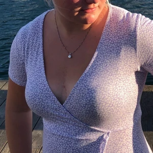 Pull&bear klänning - Jättefin lila klänning från pull&bear. Använd 2 gånger då jag känner att den tyvärr är lite kort på mig som är 175 lång. Sitter superfint på och är som ny. Storlek M men skulle säga mer åt storlekek S!🥰 pris kan diskuteras!