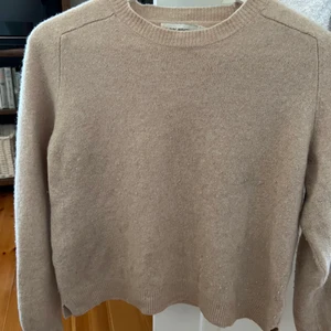 Cashmere tröja - Världens finaste cashmere tröja! Köpt för 700kr på Åhléns förra året. I fint skick. Passar till alla möjliga kläder. Den är ifrån Carin Wester. Som syns på bilden har den noppat sig lite därmed säljer för väldigt billigt men går lätt att ta bort. 