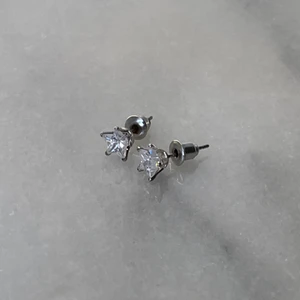 Små örhängen  - Små örhängen ⭐️ 20kr