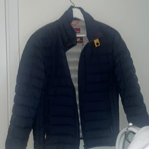 Parajumper  - Säljer min parajumper jacka som är använd cirka 4 gånger skulle säga att jackan passar någon som är runt 171-177