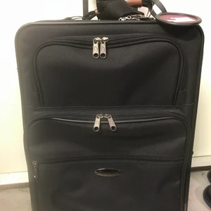 Resväska  - Svart snygg medelstor resväska på hjul med flera fack. 