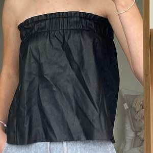 Top/kjol i sin liknande Matrial ifrån zara i storlek XS väldigt fin men kommer inte till användning 
