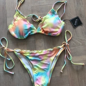 Zaful bikini  - Helt ny bikini med prislapp och skyddslapp i underdelen sitter kvar. Är liten i storleken, så passar en M. Överdelen knyts i ryggen och har uttagbara inlägg.