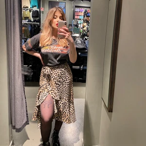 Omlottkjol - Världens skönaste omlottkjol med volang längst nere, flowy och medellång, storlek 36 från Ginatricot❤️❤️