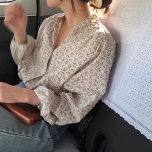 Skjorta - Blommig skjorta/blus perfekt nu till våren! Onesize. Endast testad. Skicka gärna ett meddelande vid frågor!