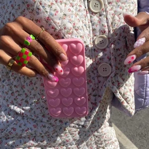 Rosa hjärt skal - Säljer detta skal eftersom jag köpte en ny telefon innan detta skal kom hem. Så det är helt oanvänt! (Inte mina bilder) Det är till en IPhone 12☺️ frakten är 13kr, ett frimärke🥰 