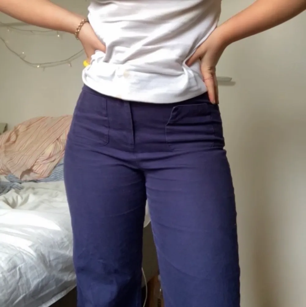 Super snygga byxor som tyvärr är lite små för min smak ! Köparen står för frakt 🚚 . Jeans & Byxor.
