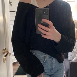 Svart ulltröja  - Svart v-ringad ulltröja, från H&M - säljer pga: känslig för stickigt