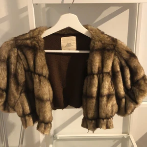 Söt bolero i pälsimitation - Bolero från zara