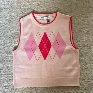 Zara - En jätte fin stickad väst från Zara i storlek S! Den är i bra skick då den aldrig kommit till användning och prislappen är fortfarande kvar. 