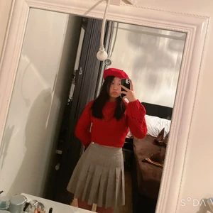 Söt kjol från H&M - Säljer denna super söta och trendiga kjolen som verkligen passar med allt och alla. Man kan ha den med bara en t-shirt eller med en stickat tröja som jag hade här (ops! Jag säljer även den stickade tröjan och basker hatten som jag har på mig… så kolla in mitt konto om ni vill köpa de!!!) Kjolen är från H&M och har aldrig blivit använt bara testat. Den har även en zip-up vid sidan vilket gör det lättare att ta på sig klänningen. (Köparen står för frakten) 