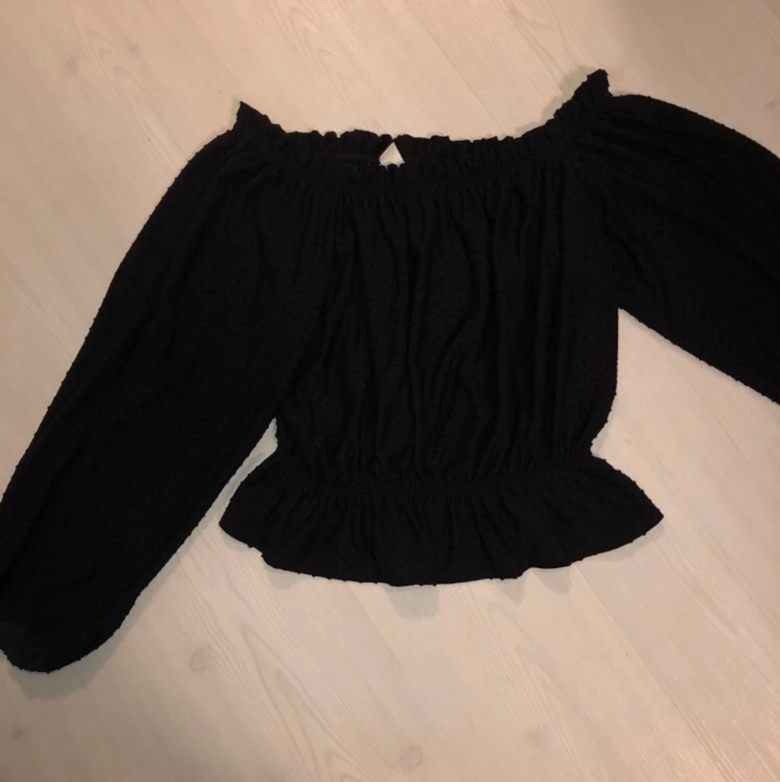 Svart top från H&M, storlek M.