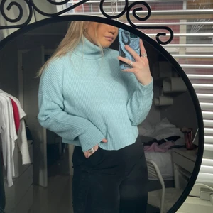 Blå stickad tröja  - Perfekt blå stickad tröja med lagom polo! Använd få gånger