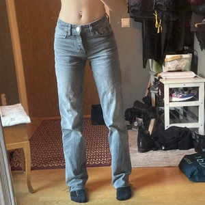 Grå Zara jeans - Midwaist jeans från Zara i storlek 32, passar mig med 34/XS bra. Avklippa ca 1 cm och är långa på mig som är 163 cm. (Blev fel med förra annonsen så lägger upp igen)