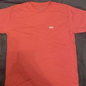 Vans - Hej! Jag säljer en jätte fin vans t-shirt som är i storlek S .okej skick sista bilden på baksidan kan ni se vad som är lite dåligt men jag säljer den för ett billigt pris säljer för 70kr köpte för 449kr båda könen kan ha det!