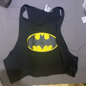 Svarta shirt - Från H&M. 100% rena. Svarta. Storlek:s-m-l. You can wear it in the gym or for a cozy hangout🖤