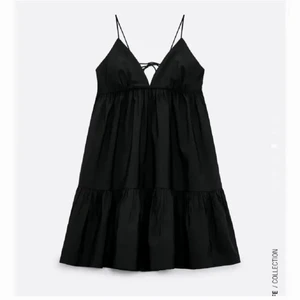 Zara klänning  - Klänning ifrån Zara🤍 Endast använd 2 gånger och därför i väldigt bra skick. Vid flera bud blir det budgivning!