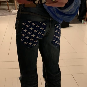 Jeans gjorda av mig! - Jeans som jag har gjort påsydda bakfickor, förlängning med ljusare jeanstyg och paljetter vid framficka. ⚡️👖🪡❤️🎨 Jag är 170 cm lång!