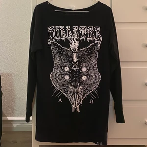 Juju sweater dress- killstar - Gick igenom en knappt tre veckors goth fas för något år sedan…denna har hängt längst in i garderoben sedan dess och är som ny. Den är jättefin och bekväm men den är verkligen inte i min stil. Står storlek S, jag är dock 175 och är en storlek M så den sitter inte riktigt som en klänning på mig…skulle mer säga att den passar allt ifrån en kortare M till en XXS beroende på hur man vill att den ska sitta. 
