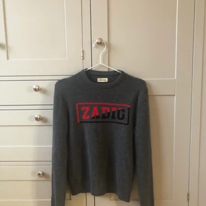 Zadig & Voltaire  - Söljer denna super mysiga Zadig & Voltaire stickade tröjan! Tröjan är som nyskick eftersom den bara har kommit till användning ca 3 gånger❤️ tröjan är i barn storleken 14 men passar en s-m❤️ buda i kommentarerna och om du har budat har du budat!