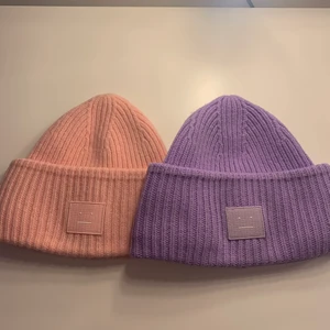 Acne studios mössa - Jätte fint skick ,köpte våren 2021, den lila mössan är det linet sminkfläck på men det går säkert att fixa , den rosa är lite tajtare en den lila☺️☺️