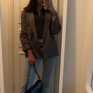 Brun kavaj 🤎 - Brun kavaj, köpt second hand så vet tyvärr inte märke eller storlek. Men jag är 1,77 lång och har s/m i de mesta. Köparen står för frakten🤎 kan skicka fler bilder vid intresse