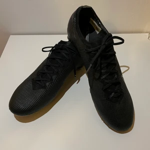 Nike fotbollsskor  - Säljer mina fotbollskor som är av modellen Nike mercurial vapor 13. Jag köpte dem på Unisportstore för 2600. Dem är knappt använda, som man kan se på skicket och det beror på att dem inte var rätt storlek för mig. Skorna är väldigt smala i modellen. Skon har inbyggt ACC i sitt material och är den dyraste modellen. Vill du ha fler bilder eller detaljer så kan du kontakta mig. Priset kan diskuteras :)