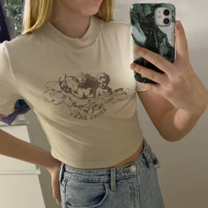 Ribbad beige crop top  - Denna crop top är ribbad och liten i storleken, den här detaljer i brunt, är väldigt stretchig. Mått: 40x36