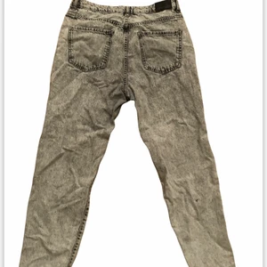 Gråa jeans -  Hör av er vid frågor! Pris kan diskuteras.