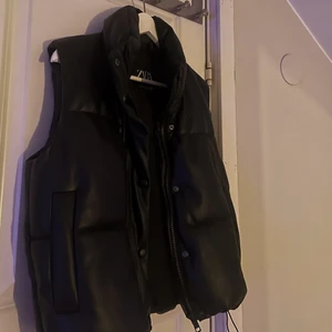 Väst  - Svart läder väst från zara, storlek xs, passar perfekt till höst/vår🖤