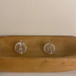 Kristall bur - Hej! Jag säljer dessa kristall burar för 19kr styck 💗 Frakt är köparen ansvarig för. Om ni gillar kristaller så kolla gärna min profil där jag säljer massor med olika kristaller och annat💗🔮