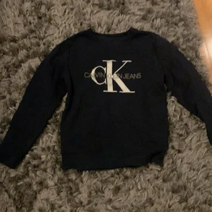 Ck sweatshirt storlek 10 år - En ck jätte fin köptes för ungefär 600 och säljer för 80kr bra skick