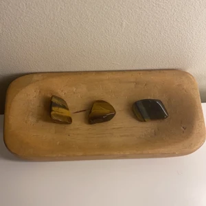 Tiger öga  - Hej! Jag säljer dessa tiger ögon för 35kr styck. Frakten är köparen ansvarig för. 💗 Om ni gillar kristaller så kolla gärna min profil där jag säljer massor med kristaller och annat 💗🔮 