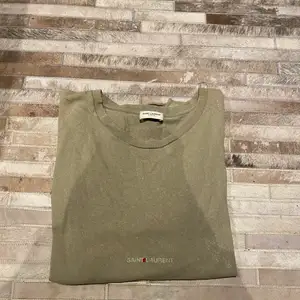 Grön t-shirt från Saint Laurent💕 storlek XL men har själv xs/s och den sitter riktigt snyggt på! Skriv om jag ska skicka bild på hur den sitter på😊 