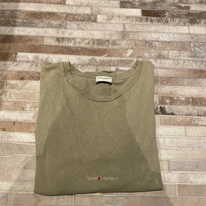 Saint Laurent - Grön t-shirt från Saint Laurent💕 storlek XL men har själv xs/s och den sitter riktigt snyggt på! Skriv om jag ska skicka bild på hur den sitter på😊 