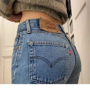 Levis 501 - Säljer ett par levis 501 stl w27 l30 som jag köpte här på plick men de är tyvärr för små för mig 😔 Stl är som en 34 el mindre 36a. 