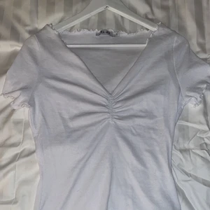 Vit T-shirt  - Säljer min oanvända tröja från nakd eftersom den inte satt som jag ville på mig!💓