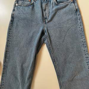 Blåa jeans från Weekday. Säljer pga för korta. Uppsprättade längst ner för lite längre. 