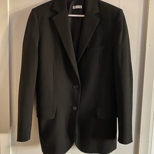 Svart kavaj - Fin kavaj köpt på Cubus, knappt använd, köpt för 599kr säljer för 200kr🖤