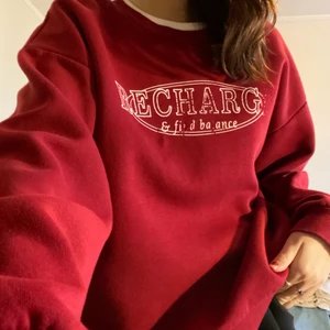 Sweatshirt  - Mysig och snygg sweatshirt från Gina, förutom att trycker är lite slitet så är tröjan i bra skick! <3 nypris 249kr