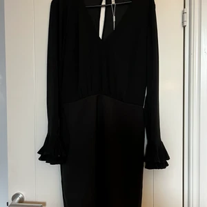 Svart klänning  - Svart klänning från Nelly. Prislappar kvar aldrig använd. 