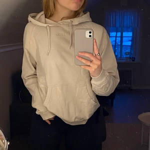 Beige hoodie - Fin beige hoodie i bra skick, sparsamt använd 🤍 Storlek S. 120kr + frakt