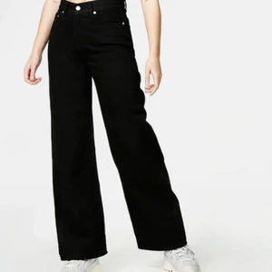 Junkyard jeans wide  - Säljer ett par svarat junkyard jeans, storlek W32. Strax över skorna på mig som är 170💗frakt ingår inte i priset💗(bilden är lånad)