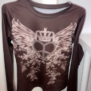 y2k långärmad topp - Lägger upp igen pga oseriös köpare :/ Har aldrig fått användning av den och har bytt stil så säljer då här! Toppen har inga lappar eller märken så har ingen aning vart jag köpt den ifrån. Väldigt sköbt material!! ❤️KOLLA GÄRNA IN MINA ANDRA ANNONSER❤️💕 Buda minst 10kr över ledande bud!!!!!!!💕