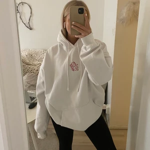 Brandy Melville oversized hoodie - En oversized Brandy Melville hoodie, använd en hel del men i gott skick!!