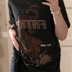 Oversized tröja - supercool och knappt använd oversized tröja! I storlek XS, men skulle passa up till M 🤎 Skiv för fler bilder :p