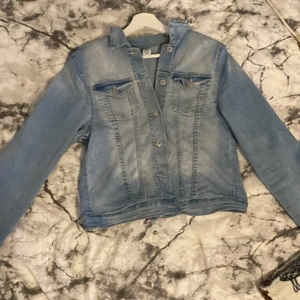 H&M  - En Jeans jacka aldrig använd och söker en ny ägare 