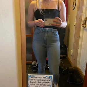 levis jeans - säljer mina levis jeans då de är lite för stor och då inte kommer till användning. Använda kanske 4 gånger och det finns inga synliga defekter 🥰