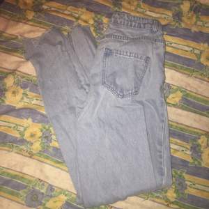 Ljusblå jeans i storlek M från Missguided. Säljes då det är för stora för mig. 100kr plus frakt!